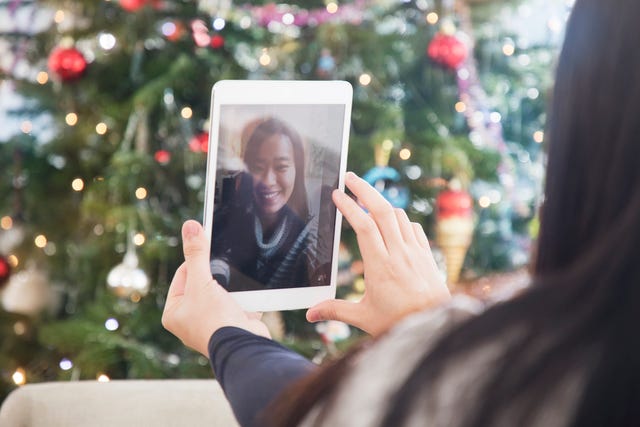 Vrouw gebruikt digitale tablet voor videogesprek tijdens kerst