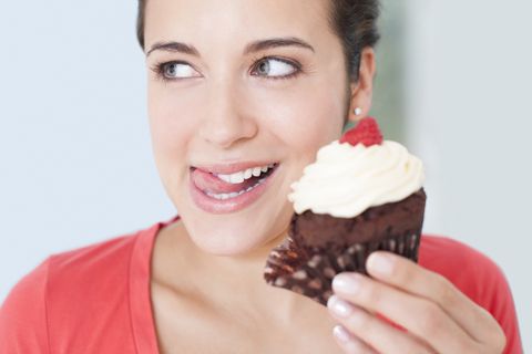 Frau mit einem Cupcake