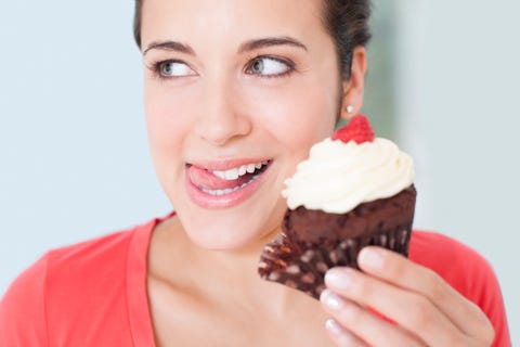 Femme avec un cup cake