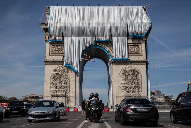arc de triomphe to be wrapped for posthumous work by artist christo