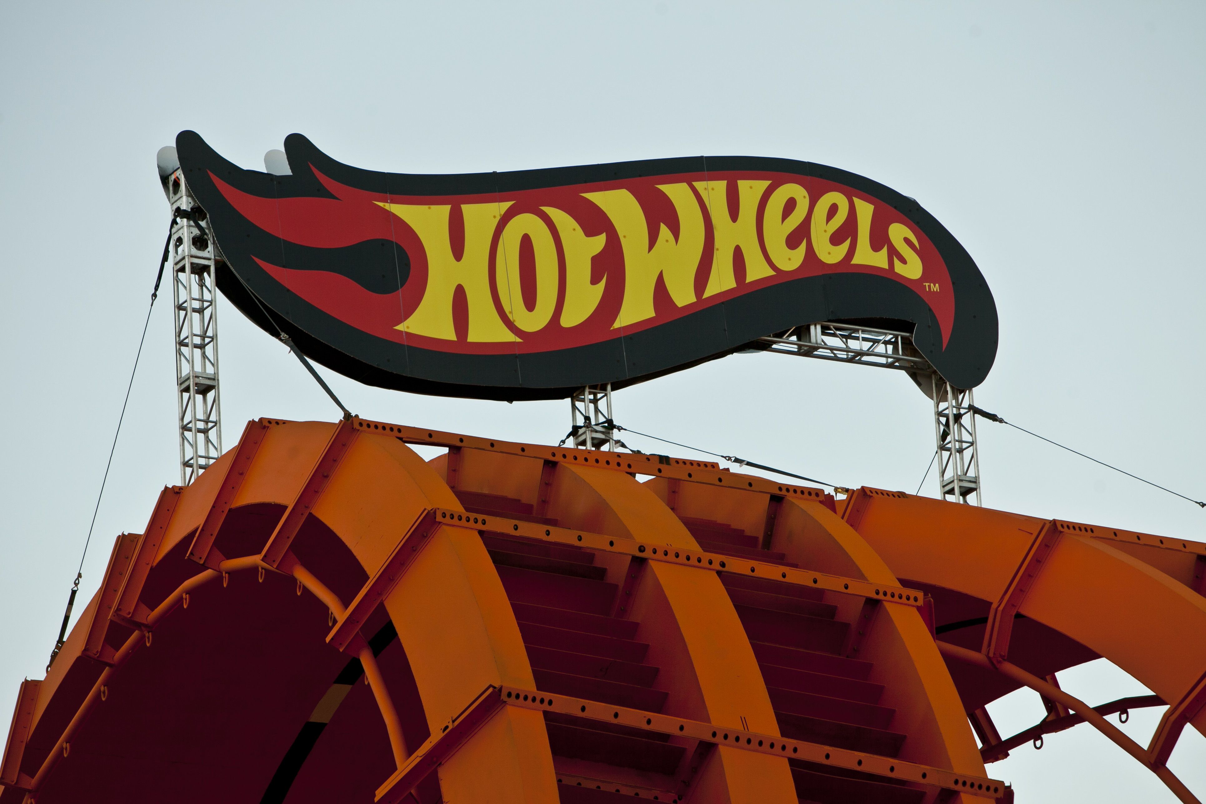 "Hot Wheels" le film, bientôt a l'affiche ?!?! Workmen-finish-building-a-giant-twin-loop-in-downtown-los-news-photo-1651332574