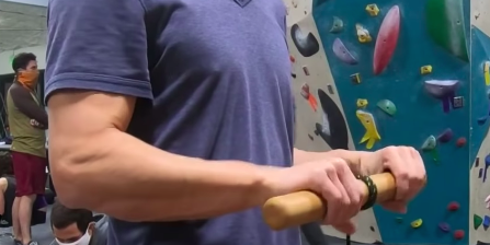 A climber threw wrist roll for 30 days to improve grip strength