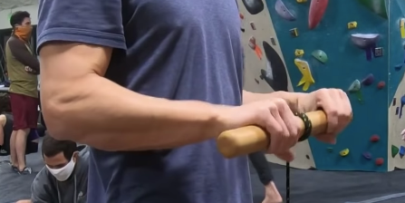 A climber threw wrist roll for 30 days to improve grip strength