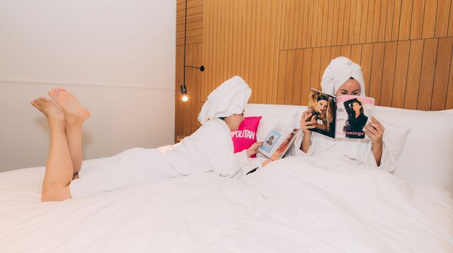 cosmopolitan sleepover 2022 twee dames op bed met tijdschriften