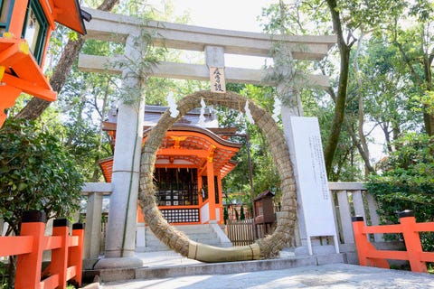 新型コロナウイルス退散を祈願 京都 八坂神社で 茅の輪くぐり