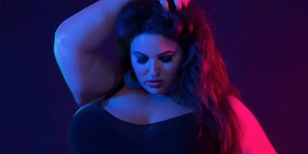 La modella curvy di lingerie erotica, la storia di Yazmin Fox