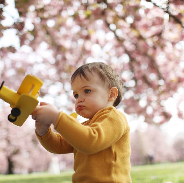 niño jugando con avión niño jugando con avión de madera