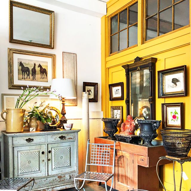 14 Best Shades Of Yellow Top Paint Colors - What Color Walls Go With Gold Accents