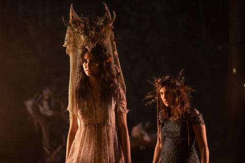 yellowjackets lottie l r courtney eaton as teen lottie and sophie nélisse as teen shauna in yellowjackets, “doomcoming” photo credit kailey schwermanshowtime