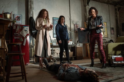 109 - Doomcoming l r tawny cypress as taissa, melanie lynskey as shauna and juliette lewis as natalie in yellowjackets, “doomcoming” photo credit kailey schwermanshowtime