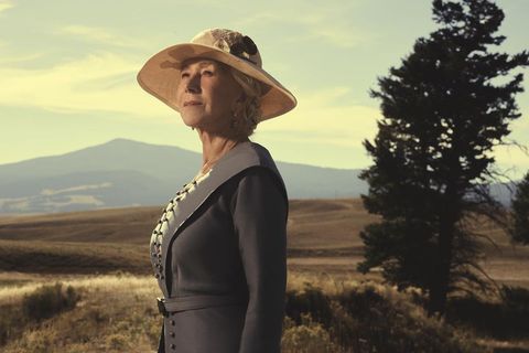 Helen Mirren trägt einen Hut und steht 1923 auf dem Land in Yellowstone