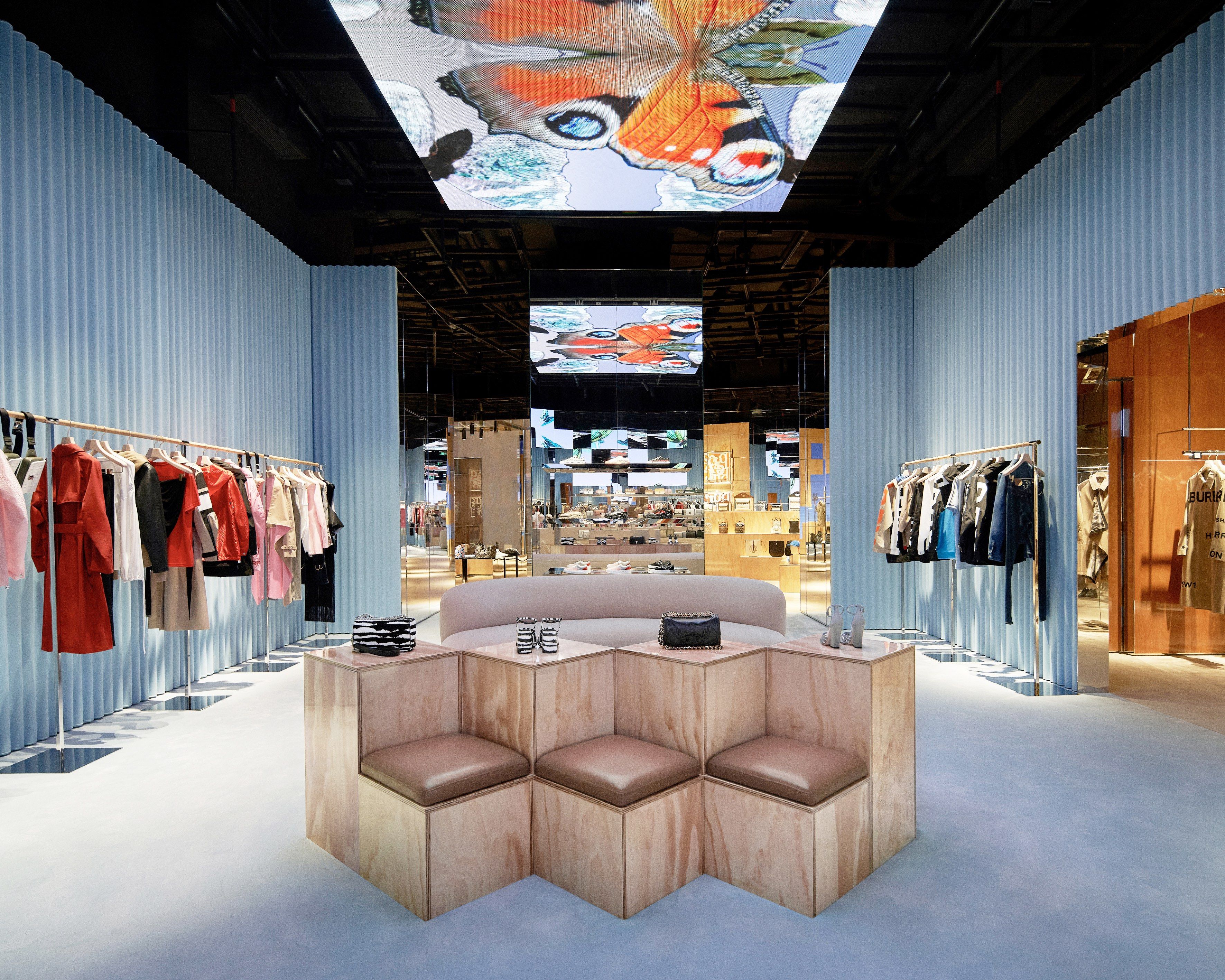 snack Penneven Bliv såret Burberry Luxury Social Retail Store China – Burberry Opens Tech-Savvy  Social Retail Store in China