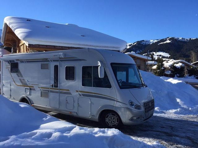 caravana en la nieve