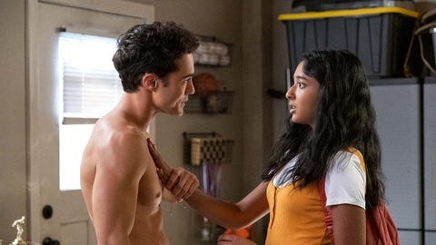 yo nunca-serie-netfix una chica india pone la mano en el torso de un chico desnudo