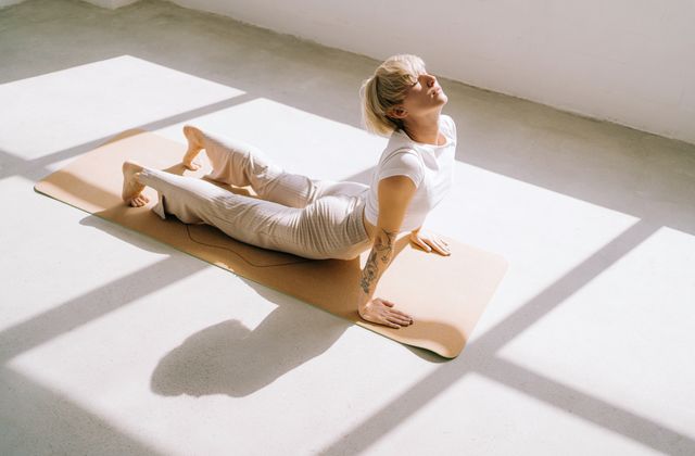 vrouw doet yogaoefeningen voor betere seks