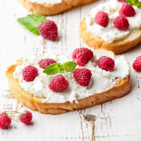 Toast with ricotta cheese and raspberries
