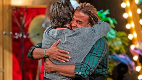 yotuel y david bustamante se abrazan para despedirse tras la expulsión del cantante cubano de masterchef celebrity 6