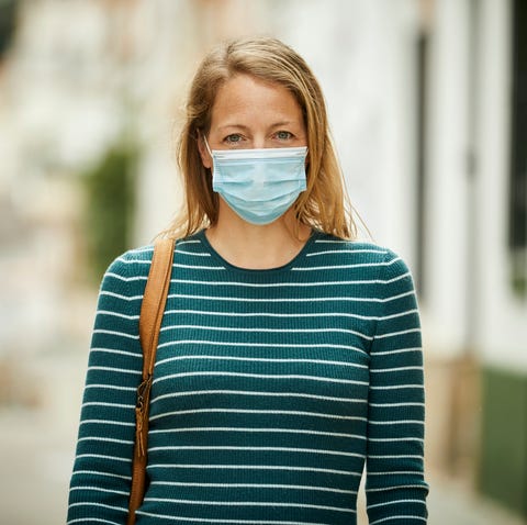 Mujer con mascarilla