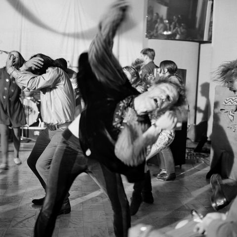 el público baila en un concierto de frank zappa
