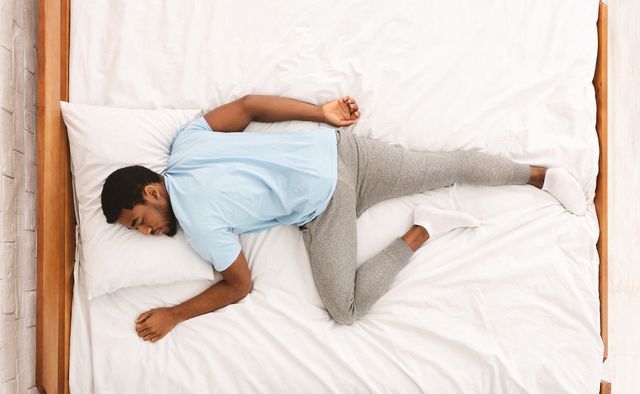 寝る姿勢が給料に影響を及ぼす という調査結果が明らかに