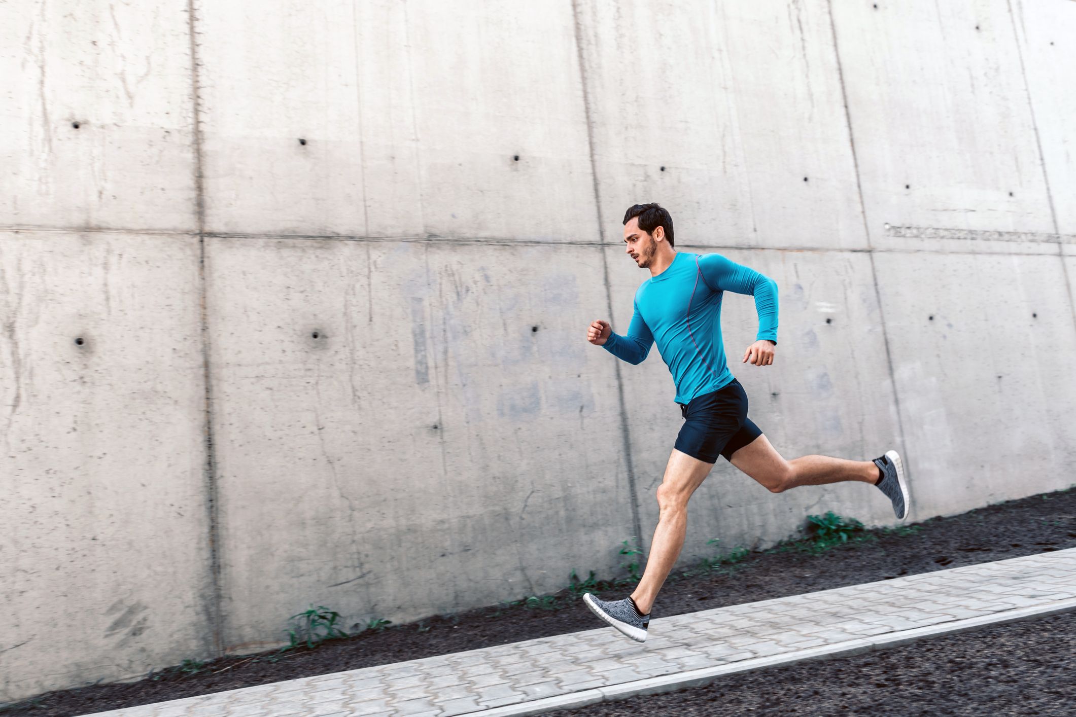 Look he running very fast. Бег по стене. Бежит по стене. Бегать по стенам. Человек бежит по стене.