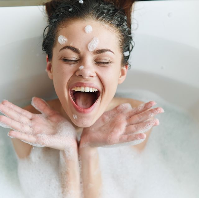 vrouw in bad met zeep