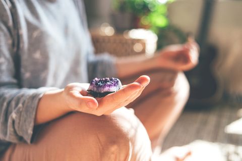 如何用紫水晶能量療癒？「二月生日石」紫水晶寶石功效10款珠寶推薦！