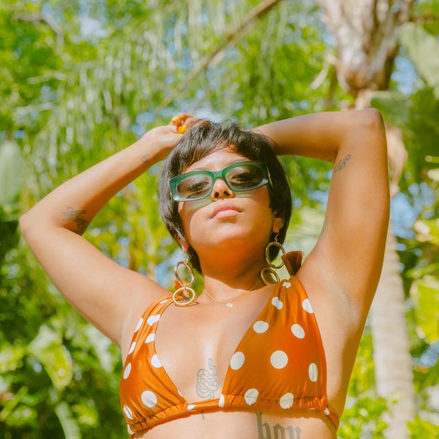 Vrouw met polkadot bikini en zonnebril vrouw met polkadot bikini en zonnebril