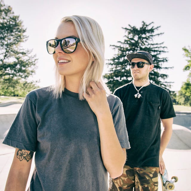 Un chico y una chica con gafas de sol una pareja posa con gafas de sol
