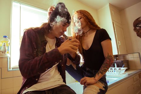 Una pareja fuma cannabis, la droga que deja mayor huella química en el cuerpo