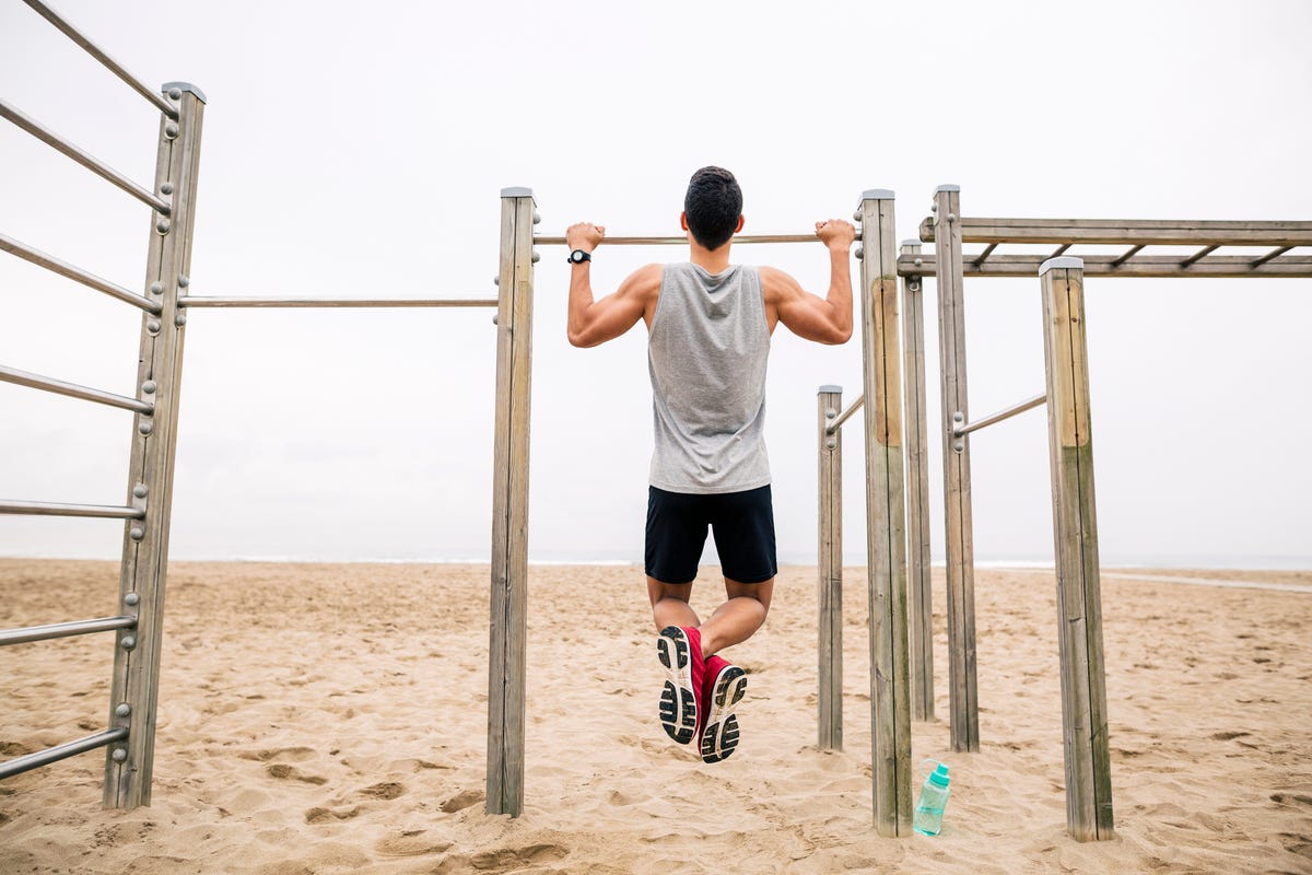 The 5 Exercises This Pullup World Record Breaker Uses to Build Strength