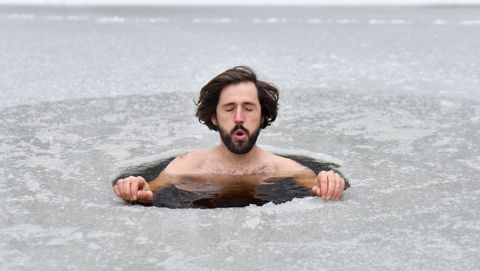 man in ijswater