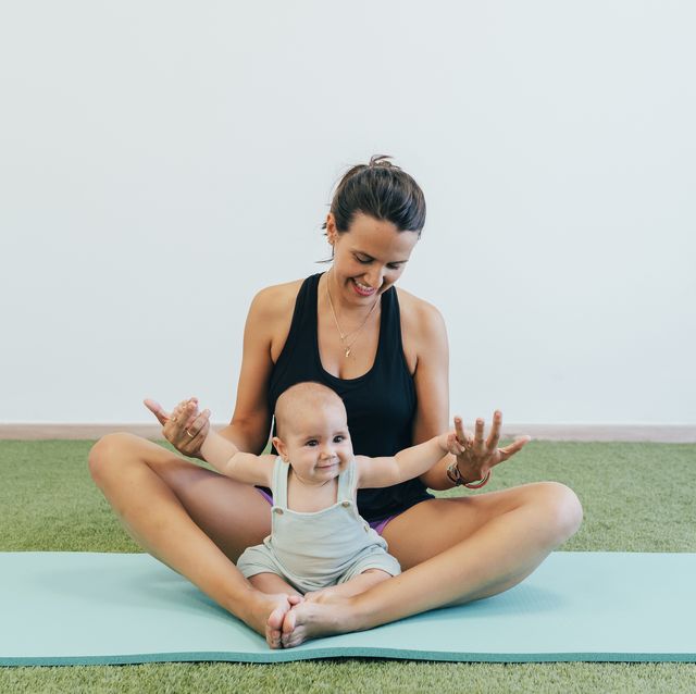 madre con bebé haciendo yoga