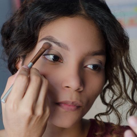 How to apply eyeshadow