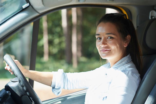 jeune femme au volant de son camping-car