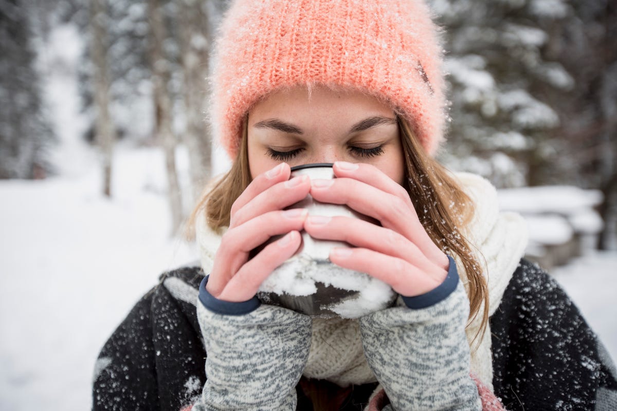 Most cold. Согреться зимой. Мерзнут руки на морозе.