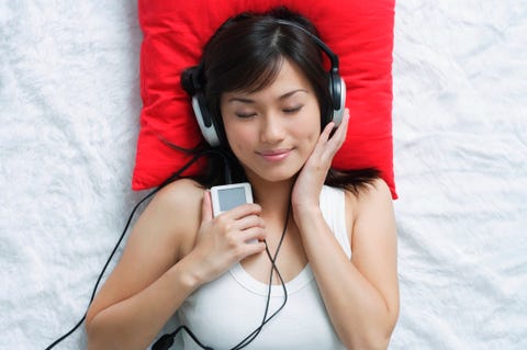 La solución para las migrañas pueden estar en tu smartphone Young woman listening to music