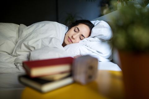 15分鐘睡前「助眠瑜伽」！478呼吸法、嬰兒式，有感提升睡眠品質（內附助眠音樂歌單）