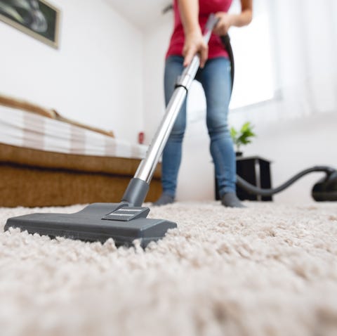 Mujer joven, aspirar, casa mujer joven aspirando la casa