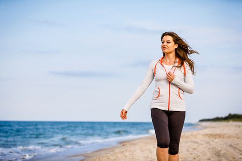 4 Health Benefits of Walking on the Beach