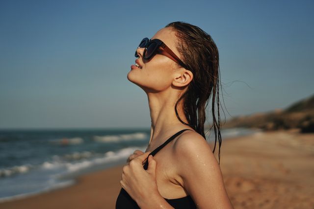 mujer playa bronceada piel
