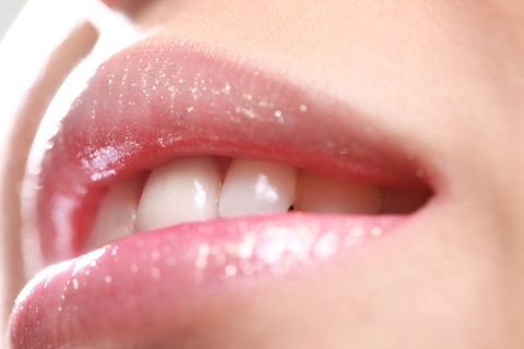 唇のカサカサ乾燥にサヨナラ 原因と治すためのケア方法を徹底解説 おすすめのリップも