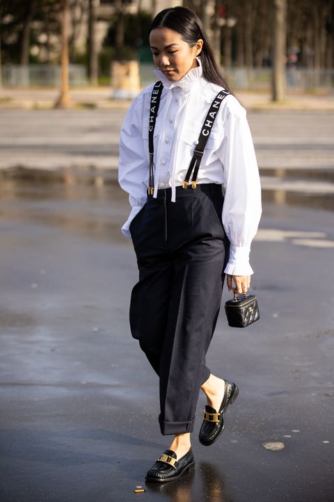 yoyo cao draagt zwarte loafers met opvallende gesp tijdens paris fashion week