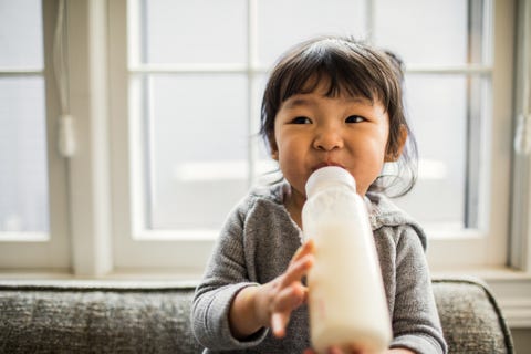 ¿Leche de vaca o vegetal? 2 yr old girl with baby bottle