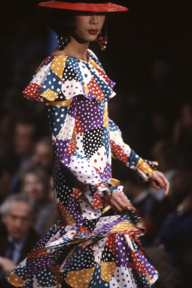 défilé yves saint laurent, prêt à porter, collection printempsété 1983 à paris en octobre 1982, france photo by daniel simongamma rapho via getty images