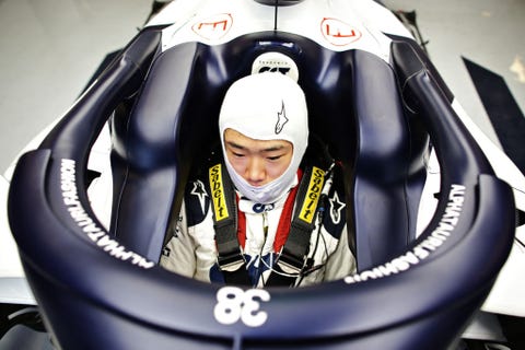 yuki tsunoda en los test de abu dhabi