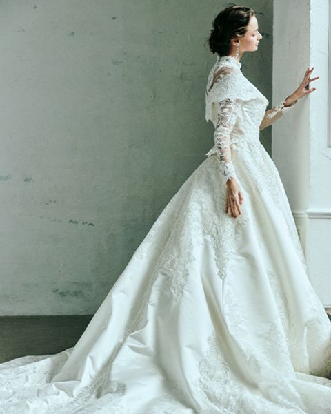 桂由美ブライダルハウスのドレスを着たモデルの写真。