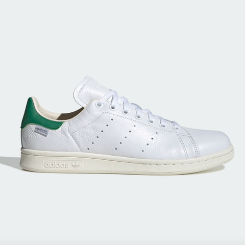 Adidas Stan Smith - Unas zapatillas blancas impermeables عروض الشاشات في الرياض
