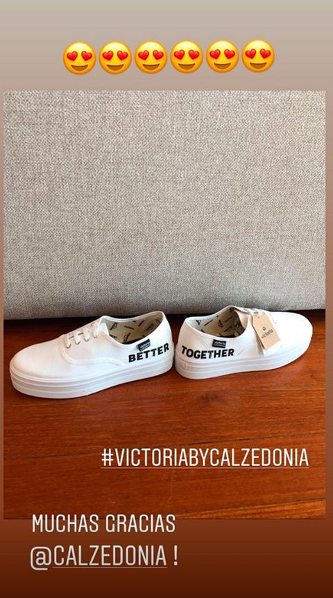 Sara Carbonero ya tiene las zapatillas blancas de edición limitada que han lanzado Victoria