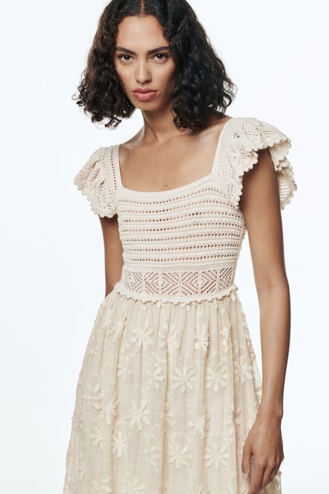 Este vestido midi de encaje, y crochet de Zara es ideal
